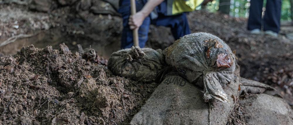 Archäologen haben in Schleswig-Holstein Bundeswehr-Sandsäcke gefunden.