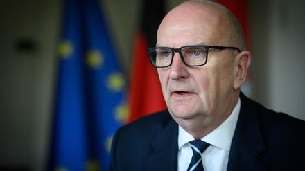 Dietmar Woidke (SPD), Ministerpräsident von Brandenburg, sitzt bei einem Gespräch mit der Deutschen Presse-Agentur dpa in seinem Büro in der Brandenburger Staatskanzlei.