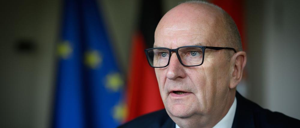 Dietmar Woidke (SPD), Ministerpräsident von Brandenburg, sitzt bei einem Gespräch mit der Deutschen Presse-Agentur dpa in seinem Büro in der Brandenburger Staatskanzlei.