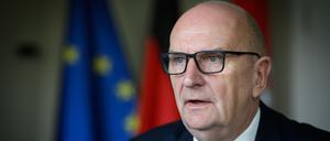 Dietmar Woidke (SPD), Ministerpräsident von Brandenburg, sitzt bei einem Gespräch mit der Deutschen Presse-Agentur dpa in seinem Büro in der Brandenburger Staatskanzlei.