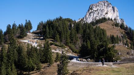 Ausflügler wandern von der Bergstation der Kampenwand über den Panoramweg.  