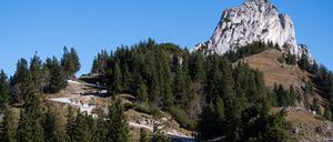 Ausflügler wandern von der Bergstation der Kampenwand über den Panoramweg.  