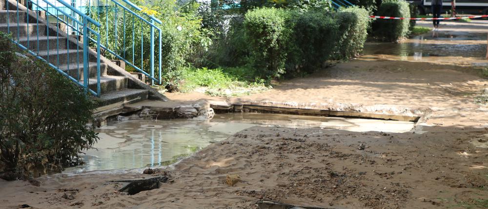 Hier stürzte die mutmaßliche Anwohnerin in das brusttiefe Loch. (Foto aktuell)
