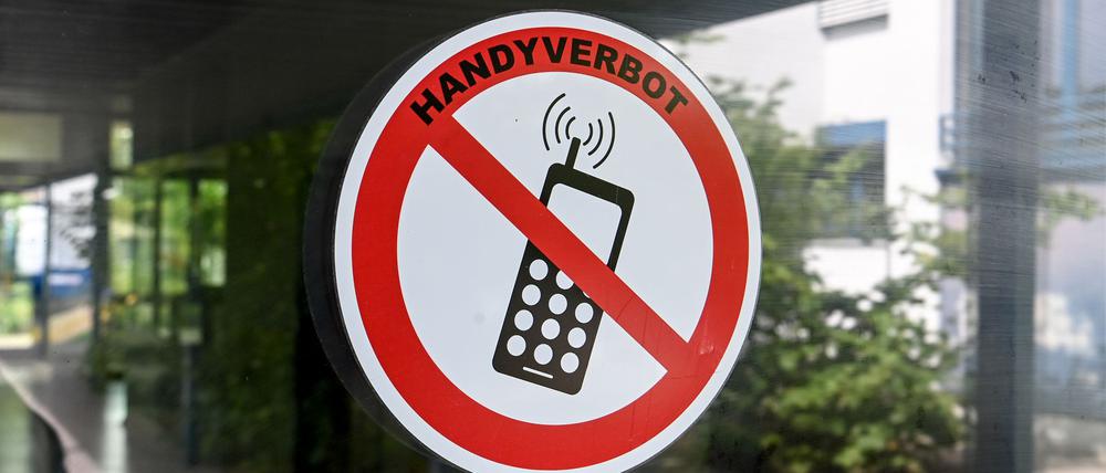 In Berlin gibt es kein landesweites Handyverbot - die Schulen können sich aber für eine solche Regelung entscheiden. (Archivbild)
