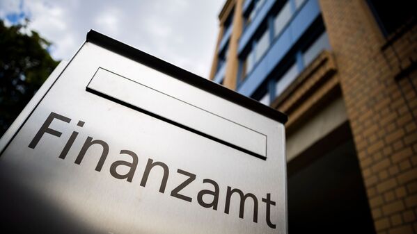 ARCHIV - 14.08.2023, Berlin: Ein Briefkasten des Finanzamtes steht vor einem Gebäude. (zu dpa: «Sachsen-Anhalts Finanzämter suchen Nachwuchs») Foto: Christoph Soeder/dpa/dpa-tmn +++ dpa-Bildfunk +++