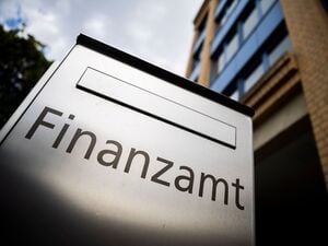 ARCHIV - 14.08.2023, Berlin: Ein Briefkasten des Finanzamtes steht vor einem Gebäude. (zu dpa: «Sachsen-Anhalts Finanzämter suchen Nachwuchs») Foto: Christoph Soeder/dpa/dpa-tmn +++ dpa-Bildfunk +++