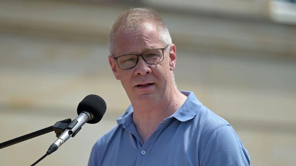 Andreas Büttner, Antisemitismusbeauftragter des Landes Brandenburg, spricht bei einer Demonstration, die unter dem Motto «Freiheit ist unteilbar - Solidarität mit Israel» von der Deutsch-Israelischen Gesellschaft vor dem Brandenburger Landtag ausgerichtet wurde. (Archivbild)