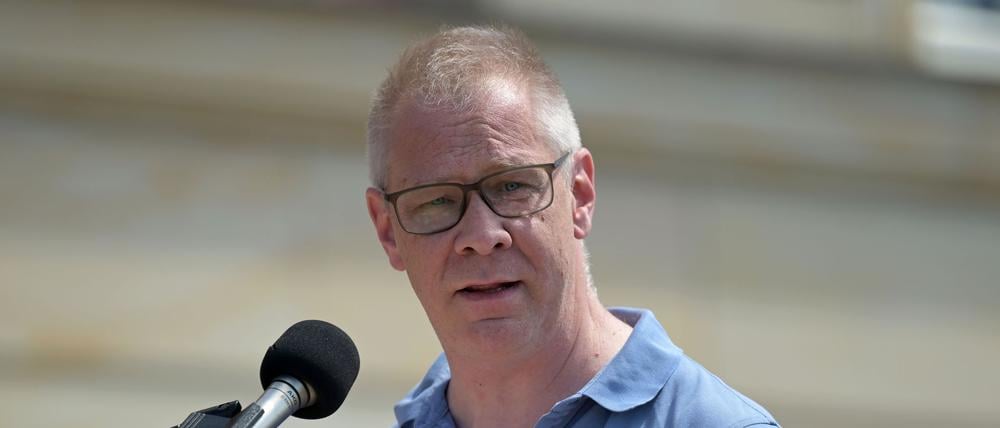 Andreas Büttner, Antisemitismusbeauftragter des Landes Brandenburg, spricht bei einer Demonstration, die unter dem Motto «Freiheit ist unteilbar - Solidarität mit Israel» von der Deutsch-Israelischen Gesellschaft vor dem Brandenburger Landtag ausgerichtet wurde. (Archivbild)