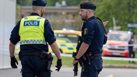 Polizisten vor der Moschee in Örebro.