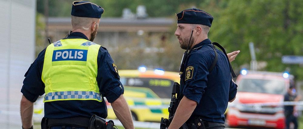 Polizisten vor der Moschee in Örebro.