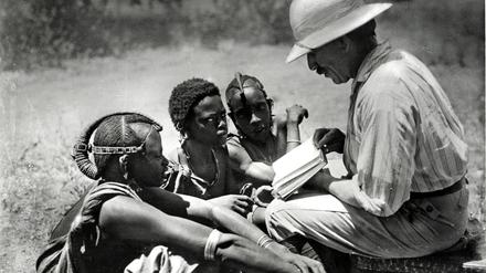 Ein deutscher Kolonialist bringt Kindern in Afrika das Lesen bei. Auf eigene kulturelle Traditionen wurde keine Rücksicht genommen, die Kolonialherren wähnten sich überlegen.