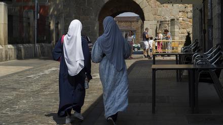 Die rechtspopulistische Partei Vox ist gegen dieses Bild: zwei Frauen im Kopftuch in der spanischen Region Ávila.