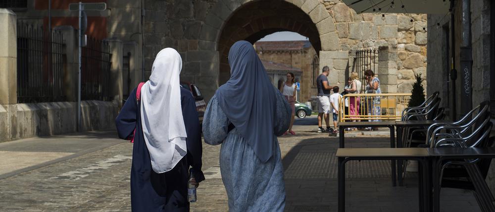 Die rechtspopulistische Partei Vox ist gegen dieses Bild: zwei Frauen im Kopftuch in der spanischen Region Ávila.