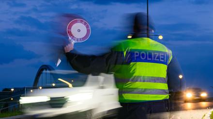 Ein Beamter der Bundespolizei überwacht frühmorgens die Einreise am deutsch-polnischen Grenzübergang Stadtbrücke. 