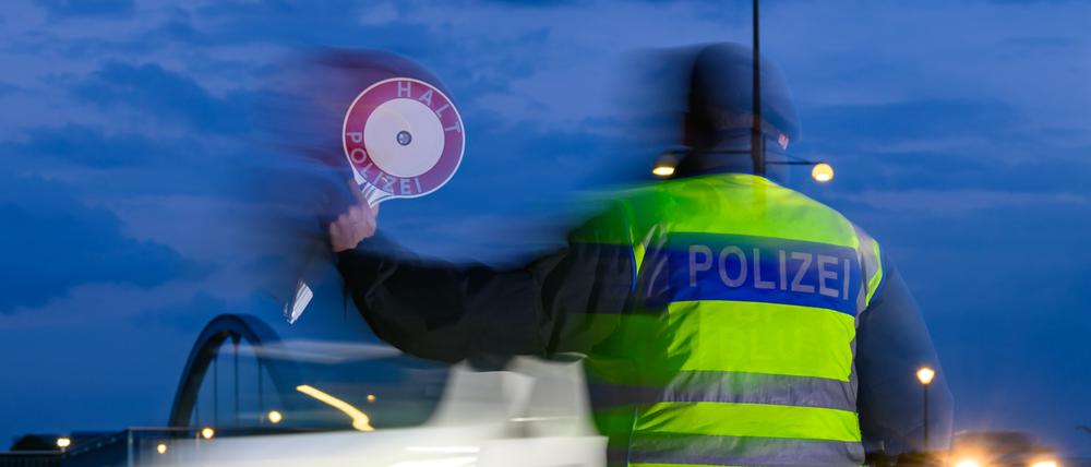 Ein Beamter der Bundespolizei überwacht am frühen Morgen die Einreise am deutsch-polnischen Grenzübergang Stadtbrücke.