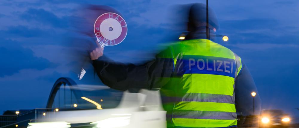 Ein Beamter der Bundespolizei überwacht frühmorgens die Einreise am deutsch-polnischen Grenzübergang Stadtbrücke.