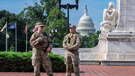 Angehörige der Nationalgarde halten Wache, als Reisende am Eingang der Union Station in der Nähe des Kapitols in Washington ankommen. 