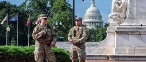 Angehörige der Nationalgarde halten Wache, als Reisende am Eingang der Union Station in der Nähe des Kapitols in Washington ankommen. 