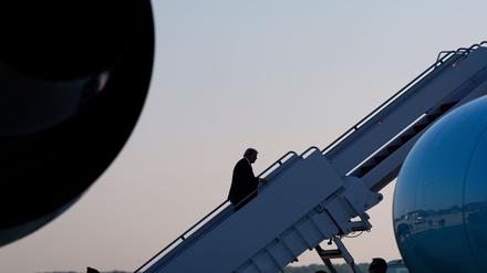US-Präsident Donald Trump geht an Bord der Air Force One, um zu einem Gipfeltreffen mit dem russischen Präsidenten Putin in Alaska zu fliegen. 