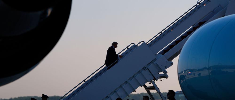 US-Präsident Donald Trump geht an Bord der Air Force One, um zu einem Gipfeltreffen mit dem russischen Präsidenten Putin in Alaska zu fliegen.