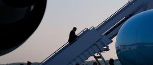 US-Präsident Donald Trump geht an Bord der Air Force One, um zu einem Gipfeltreffen mit dem russischen Präsidenten Putin in Alaska zu fliegen. 
