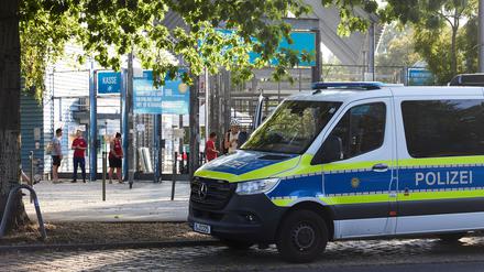 Im Sommerbad Neukölln kam es zu einer Auseinandersetzung und einem Polizeieinsatz. (Symbolbild)