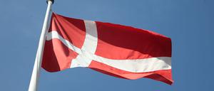 So sieht die Flagge von Dänemark aus. Unser Nachbarland hat für das kommende halbe Jahr den Vorsitz im Rat der Europäischen Union übernommen.