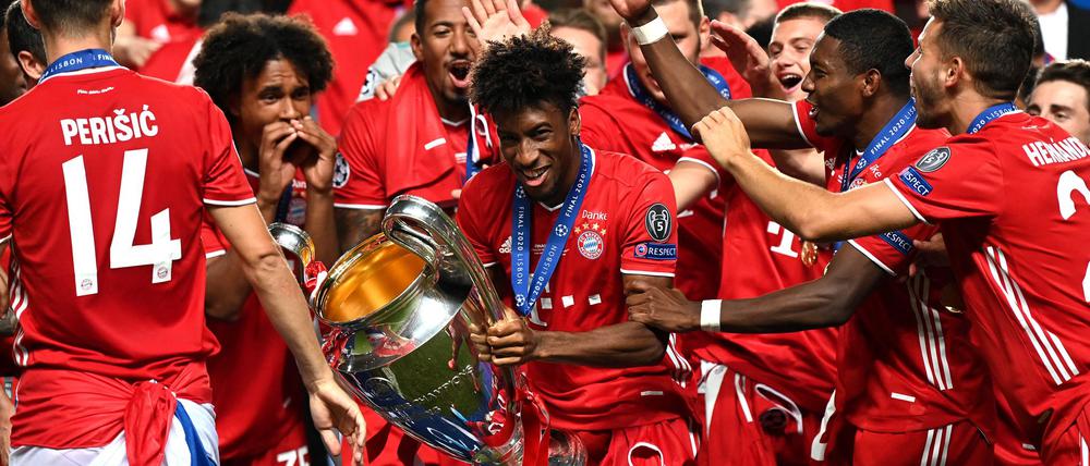 Kingsley Coman mit dem Champions-League-Pokal 2020 in Lissabon.