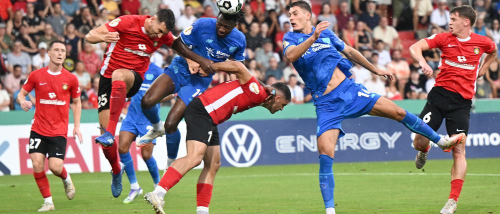 Patrik Schick (2. v. r.) brachte die Leverkusener in Führung.