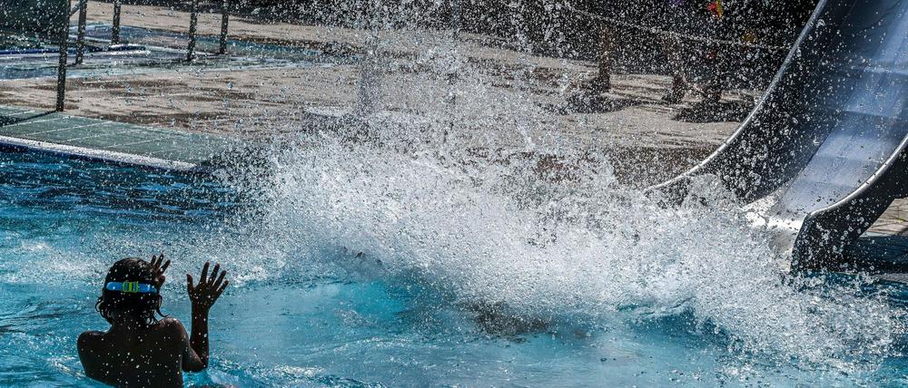 Schwimmbäder wie hier in Berlin boten wieder Abkühlung.