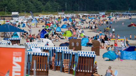 Mecklenburg-Vorpommern, Binz: Touristen nutzen das hochsommerliche Wetter am Strand auf der Insel Rügen zum Sonnen und Baden.