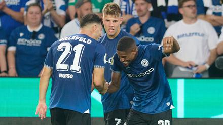 Isaiah Young und Stefano Russo jubeln über das entscheidende 1:0 für Bielefeld.