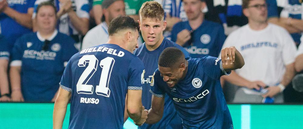 Isaiah Young und Stefano Russo jubeln über das entscheidende 1:0 für Bielefeld.