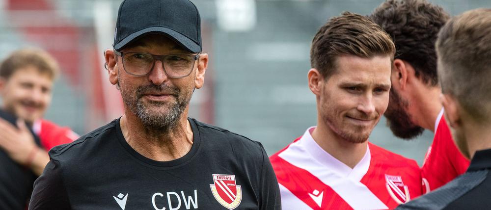 Energie-Trainer Claus-Dieter Wollitz (l) will einen richtigen Pokalfight seiner Mannschaft sehen.