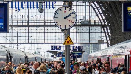 Die Bahn steckt in der Krise - nun soll es einen Wechsel an der Konzernspitze geben. (Archivbild)