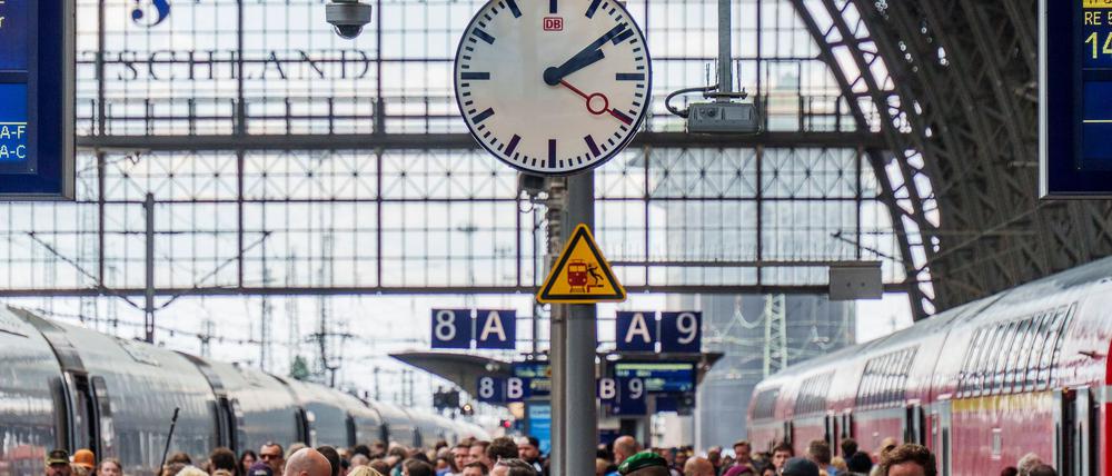Die Bahn steckt in der Krise - nun soll es einen Wechsel an der Konzernspitze geben. (Archivbild)