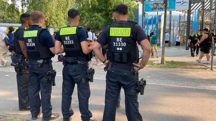 In einigen Bädern steht die Polizei präventiv vor dem Bad (Archivbild).