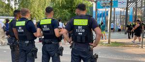 In einigen Bädern steht die Polizei präventiv vor dem Bad (Archivbild).