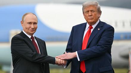 Putin und Trump bei der Ankunft auf der Joint Base Elmendorf-Richardson in Anchorage, Alaska.