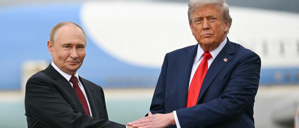 Putin und Trump bei der Ankunft auf der Joint Base Elmendorf-Richardson in Anchorage, Alaska.