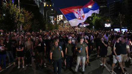 Am Rande der Proteste gegen den serbischen Präsident Vucic kam es die dritte Nacht in Folge zu Ausschreitungen. (Archivbild) 