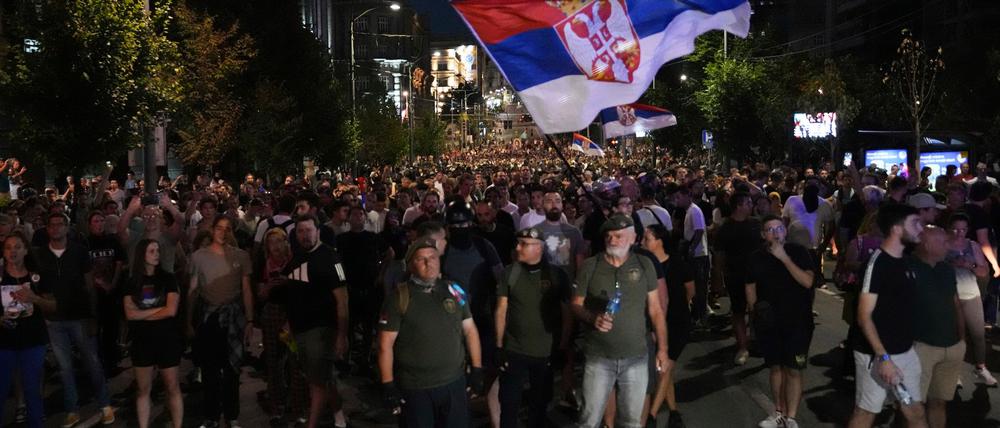 Am Rande der Proteste gegen den serbischen Präsident Vucic kam es die dritte Nacht in Folge zu Ausschreitungen. (Archivbild) 