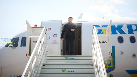 Der ukrainische Präsident Wolodymyr Selenskyj steigt am 13. August aus einem Flugzeug am Flughafen BER.