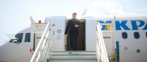Der ukrainische Präsident Wolodymyr Selenskyj steigt am 13. August aus einem Flugzeug am Flughafen BER.