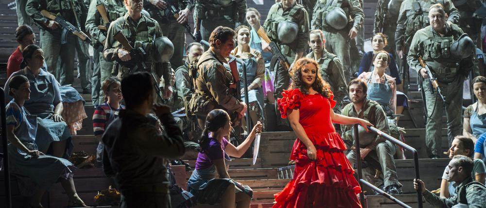 Szene aus „Carmen“ an der Deutschen Oper Berlin. Die Inszenierung wird ab Oktober wieder gespielt.