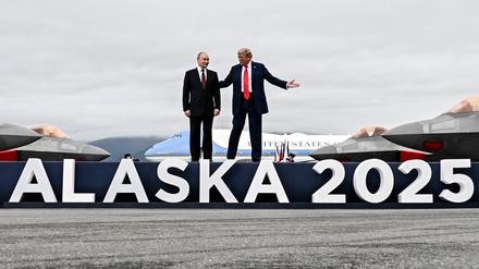 Putin und Trump bei der Ankunft auf der Joint Base Elmendorf-Richardson in Anchorage, Alaska.