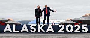 Putin und Trump bei der Ankunft auf der Joint Base Elmendorf-Richardson in Anchorage, Alaska.