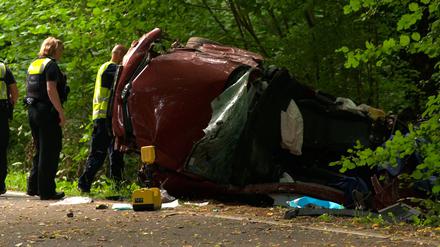 Bei einem schweren Autounfall im nordrhein-westfälischen Kürten sind am frühen Morgen vier junge Mitfahrer ums Leben gekommen.