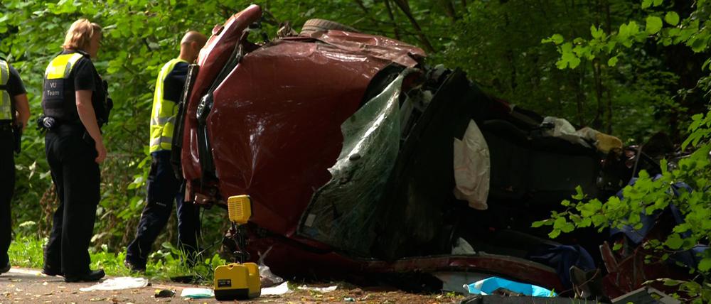 Bei einem schweren Autounfall im nordrhein-westfälischen Kürten sind am frühen Morgen vier junge Mitfahrer ums Leben gekommen.