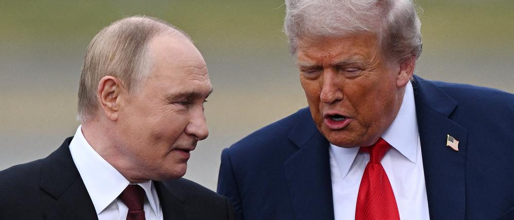 US-Präsident Donald Trump spricht mit dem russischen Präsidenten Wladimir Putin während eines Treffens auf der Joint Base Elmendorf-Richardson in Anchorage, Alaska, USA, 15. August 2025.